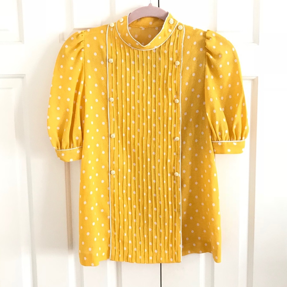 Darling vintage yellow polka dot blouse 💛